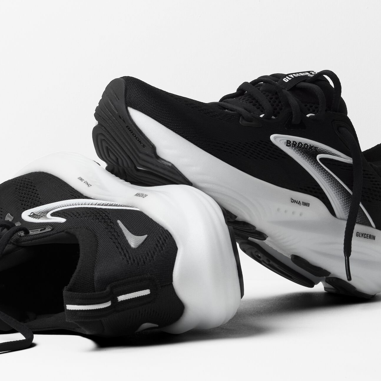 [1104451D.090] MENS BROOKS GLYCERIN 22