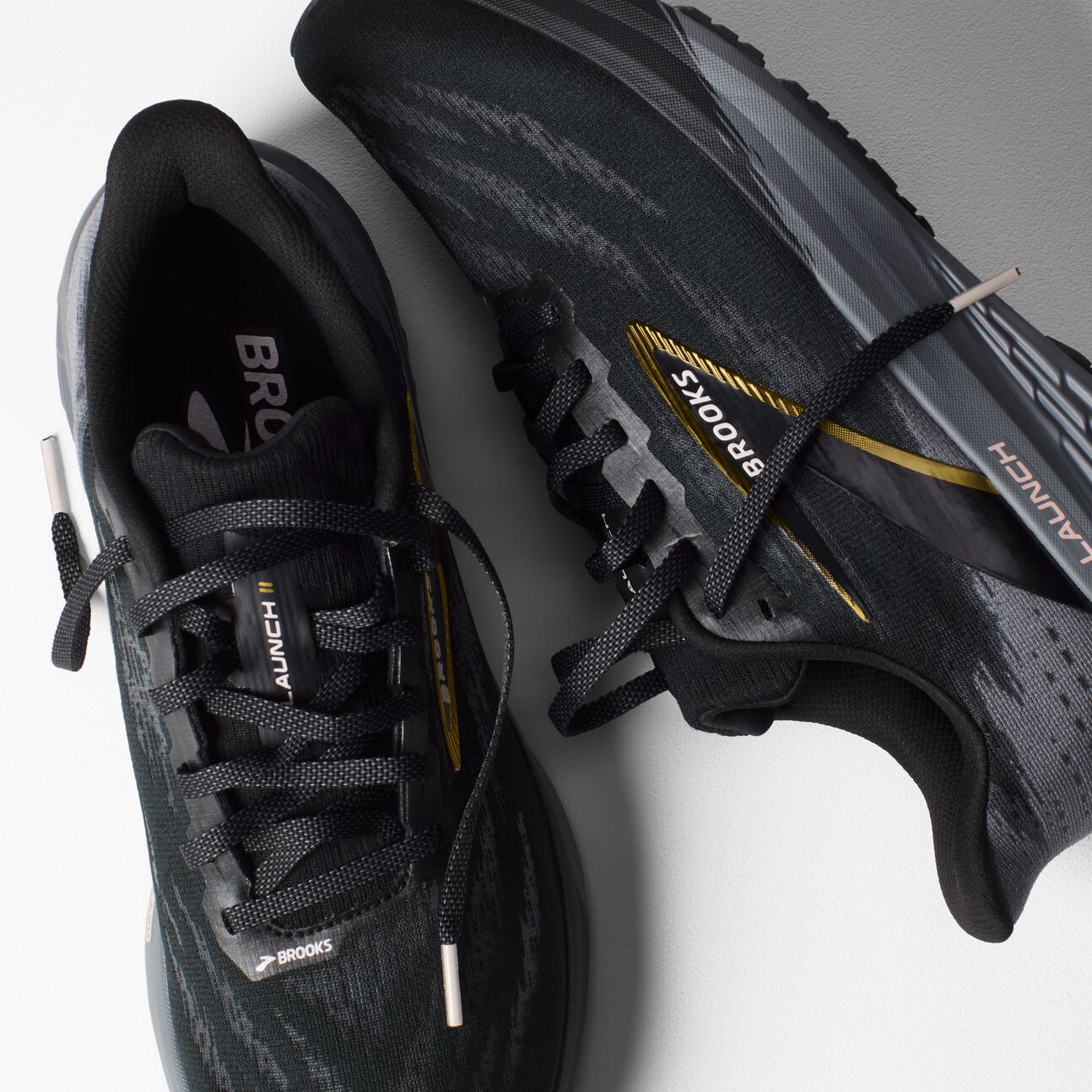 [1104501D.077] MENS BROOKS LAUNCH 11