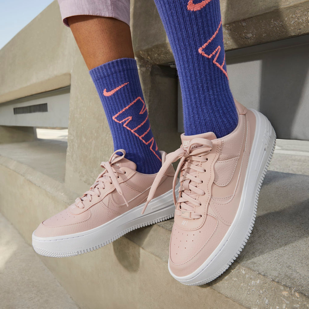 [DJ9946-602] Womens Nike AIR FORCE 1 LOW PLT.AF.ORM 'PINK OXFORD'