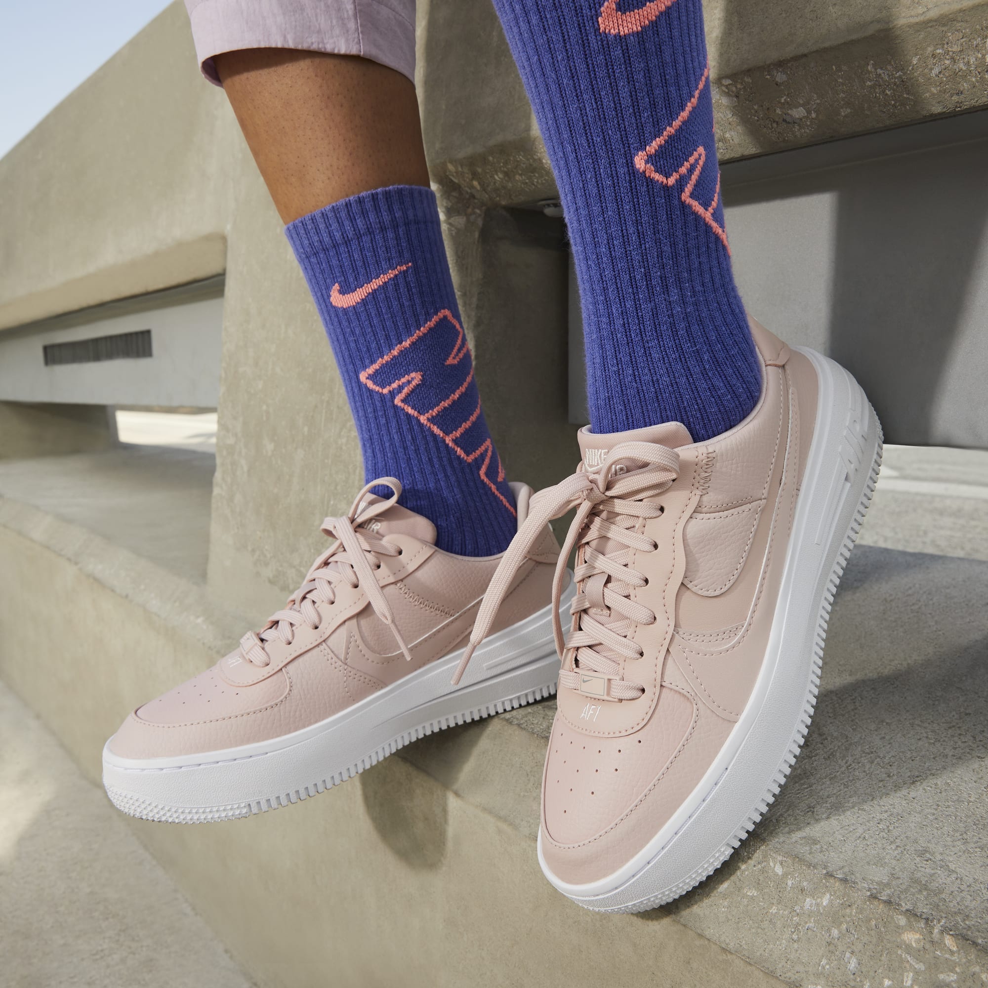 [DJ9946-602] Womens Nike AIR FORCE 1 LOW PLT.AF.ORM 'PINK OXFORD'