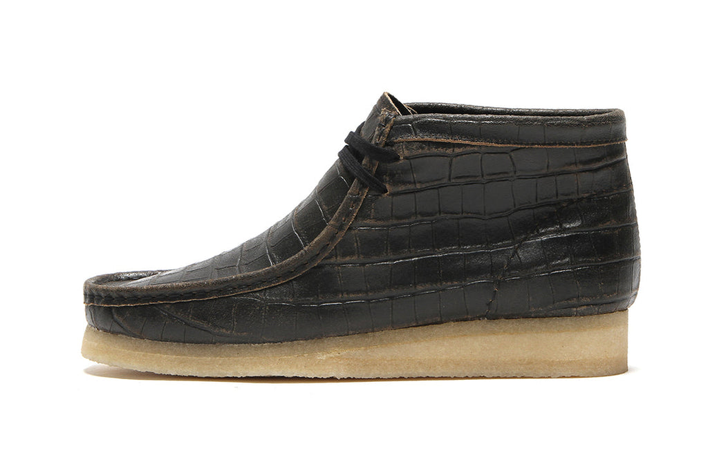 [26179161] WOMENS CLARKS WALLABEE BOOT BLKCROC DISTRESS