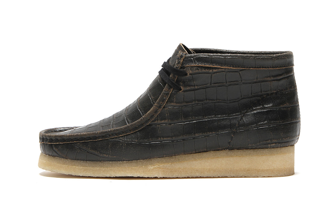 [26179161] WOMENS CLARKS WALLABEE BOOT BLKCROC DISTRESS