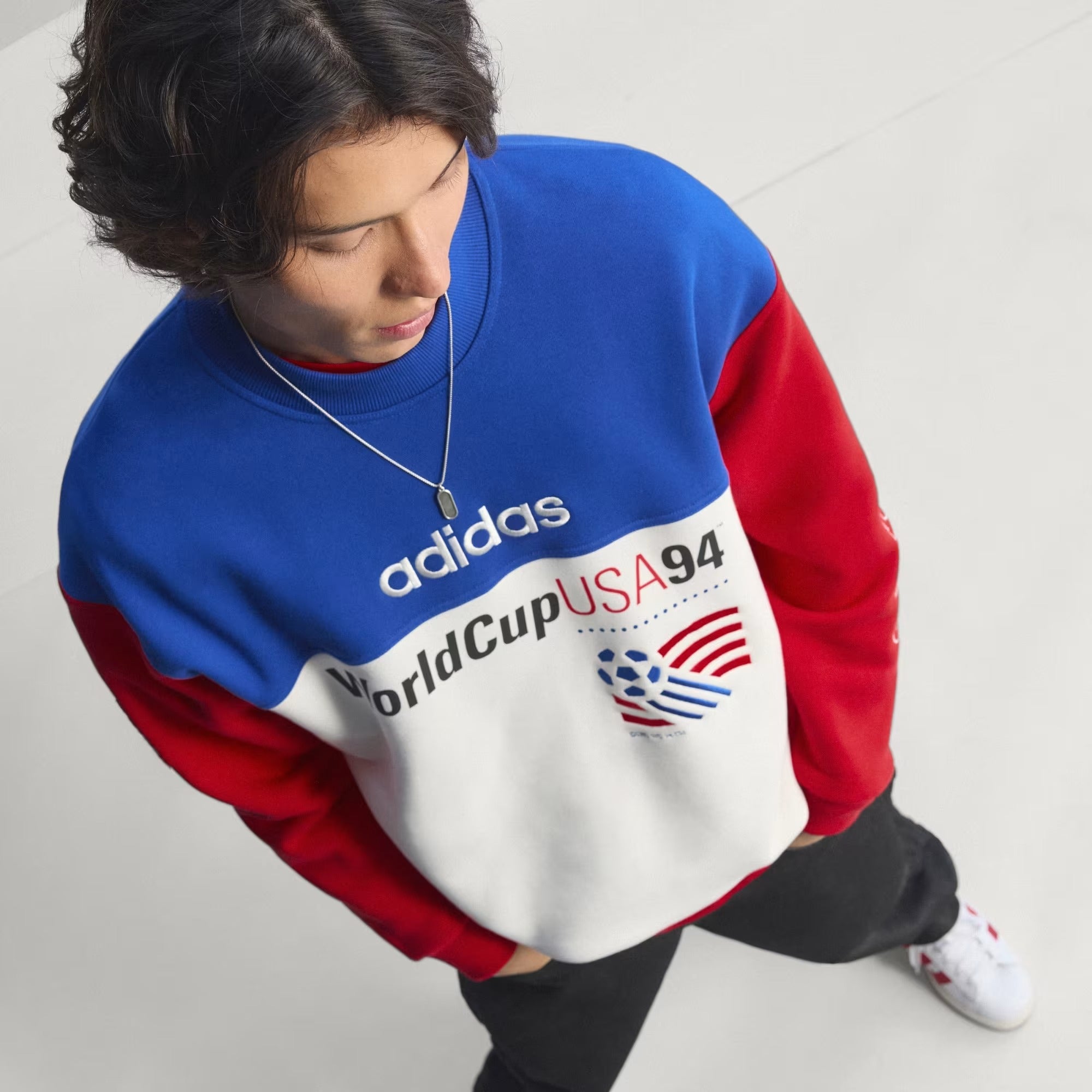 [KD1156] MENS ADIDAS USA 94 GRAPHIC SWEATSHIRT - ROYBLU/CLOWHI