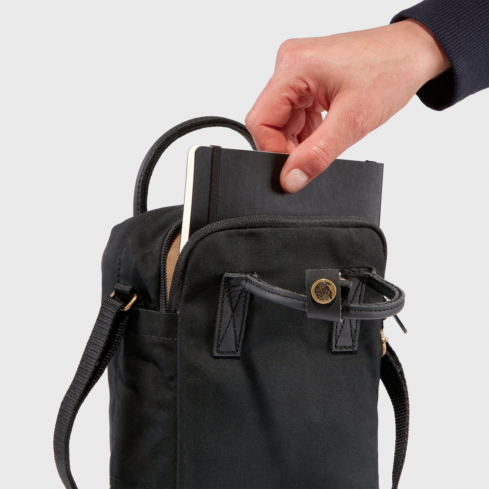 [23799-550] UNISEX FJALLRAVEN KANKEN NO. 2 SLING BAG