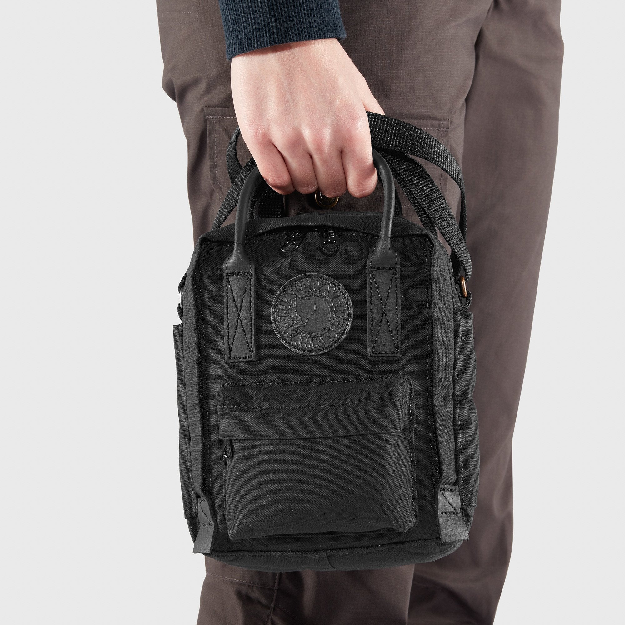 [23799-550] UNISEX FJALLRAVEN KANKEN NO. 2 SLING BAG