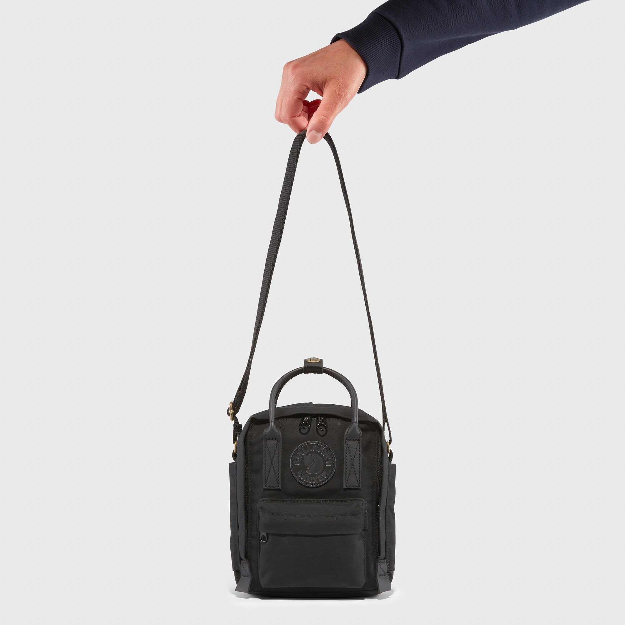 [23799-550] UNISEX FJALLRAVEN KANKEN NO. 2 SLING BAG