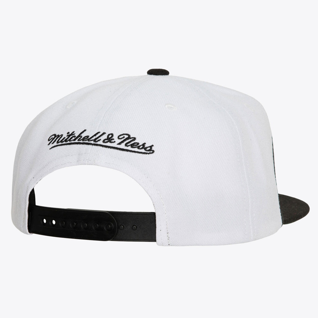 MENS MITCHELL & NESS NHL VINTAGE SHARKTOOTH SNAPBACK BLACKHAWKS - WHITE