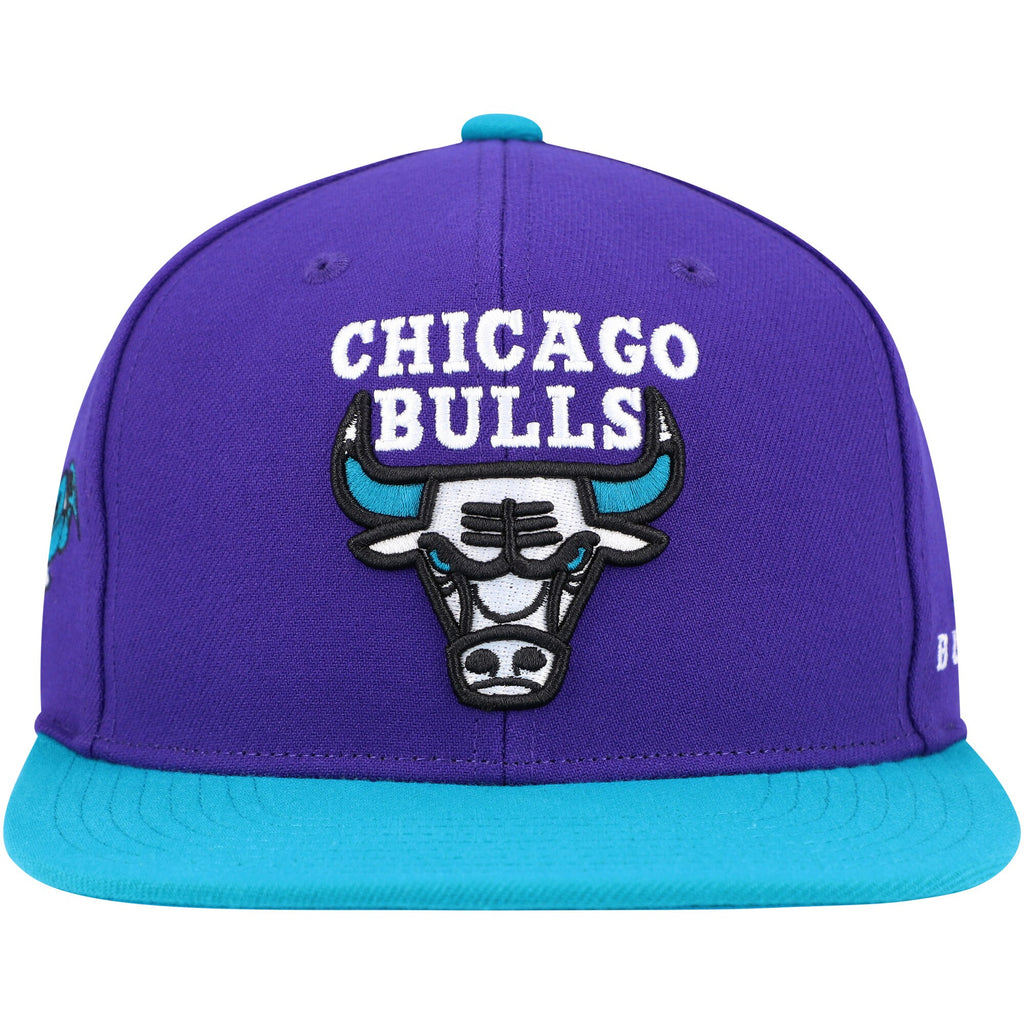 MENS MITCHELL & NESS NBA CORE V SNAPBACK BULLS - PURPLE-TEAL