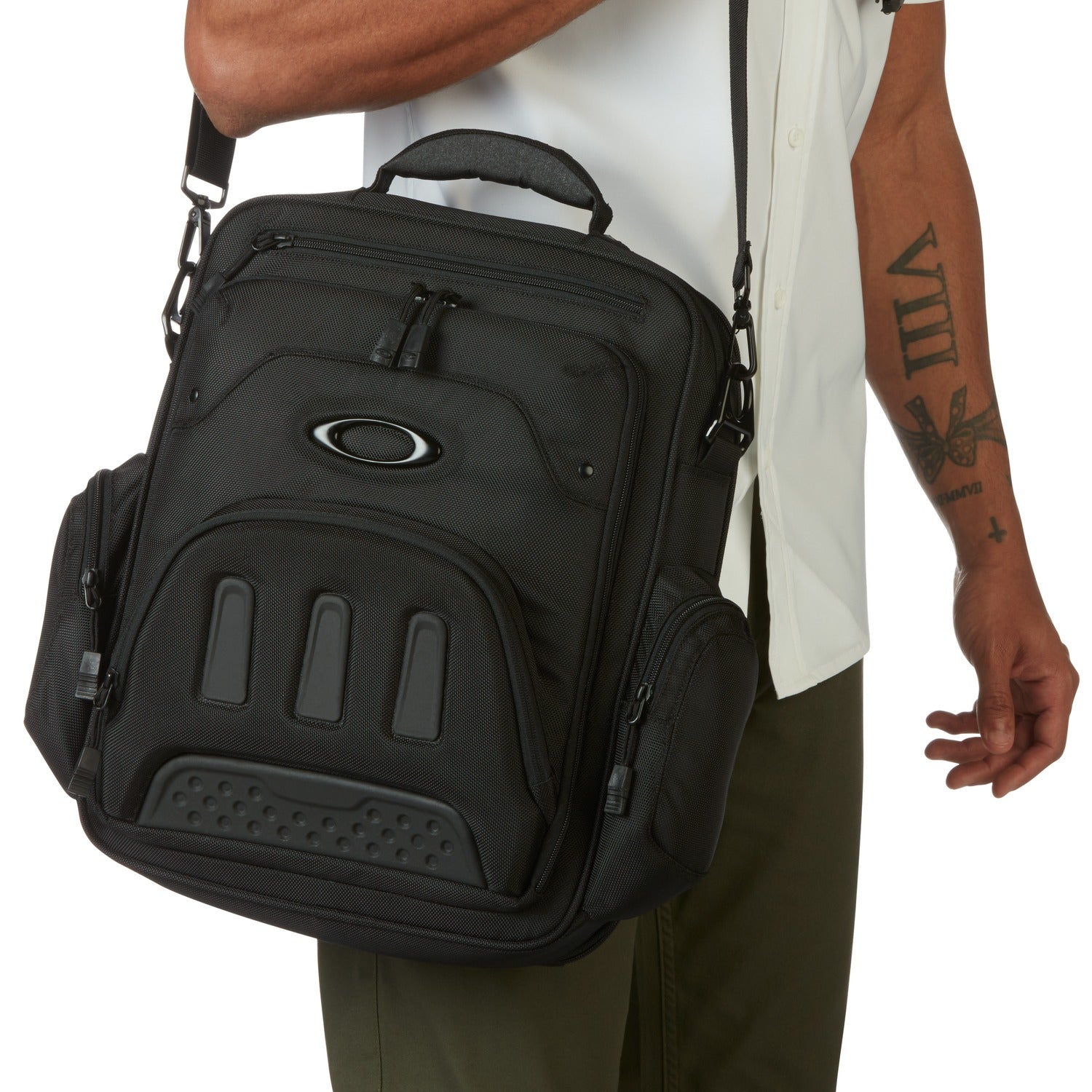 [921125-02E] Mens Oakley Vertical Messenger 2.0