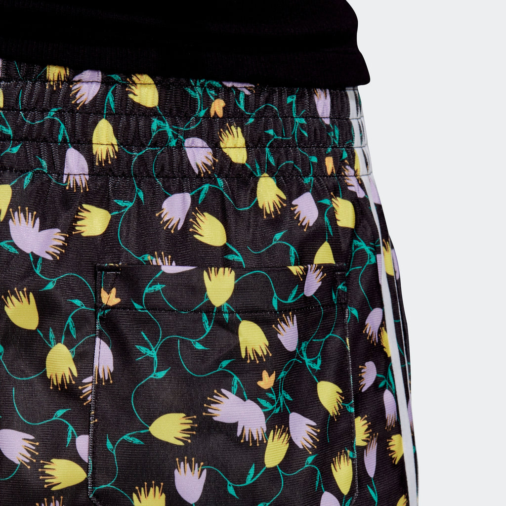 [FL4111] Womens Adidas Originals Allover Print Shorts