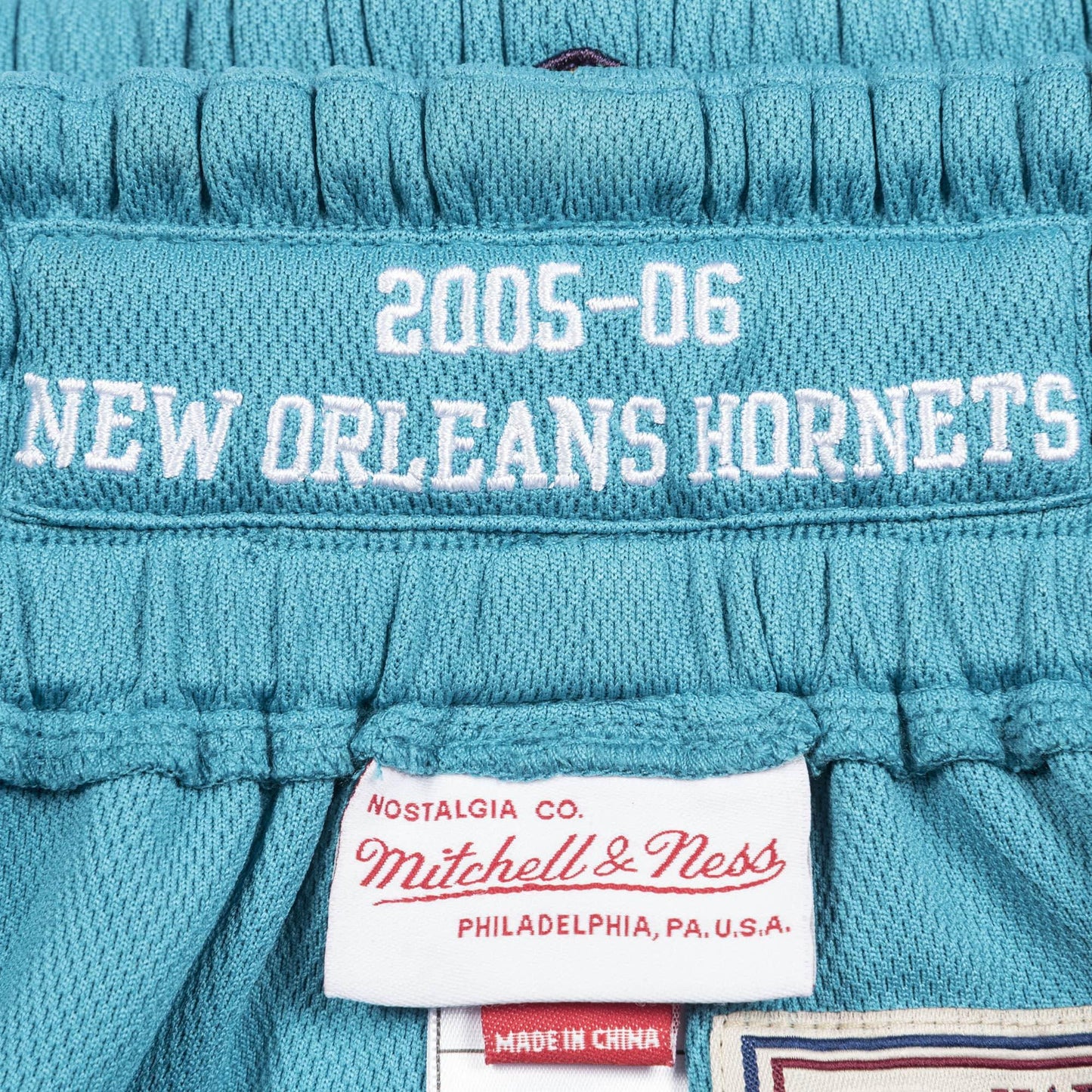 Mens Mitchell & Ness NBA 2005-06 New Orleans Hornets Road Authentic Shorts - sneakAR